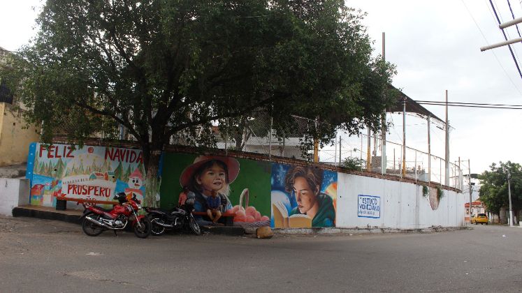 En la cancha de la calle 20 todas las noches se realizan torneos de fútbol.