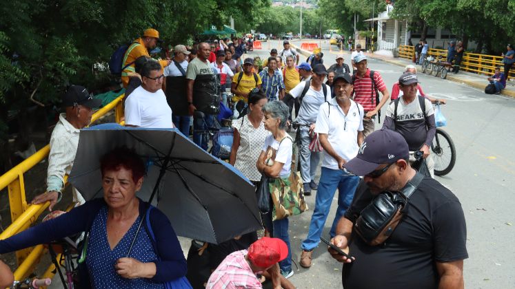 Ciudadanos enfrentan altas temperaturas durante la espera.