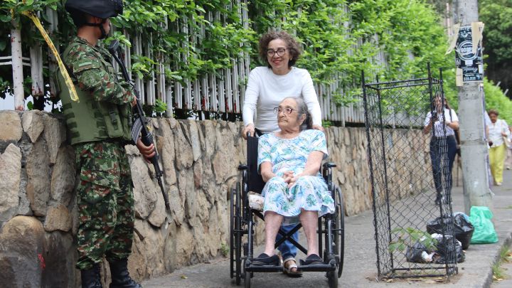 Las limitaciones físicas no fueron obstáculo para acudir a cumplir con la democracia/Foto Carlos Ramírez/La Opinión