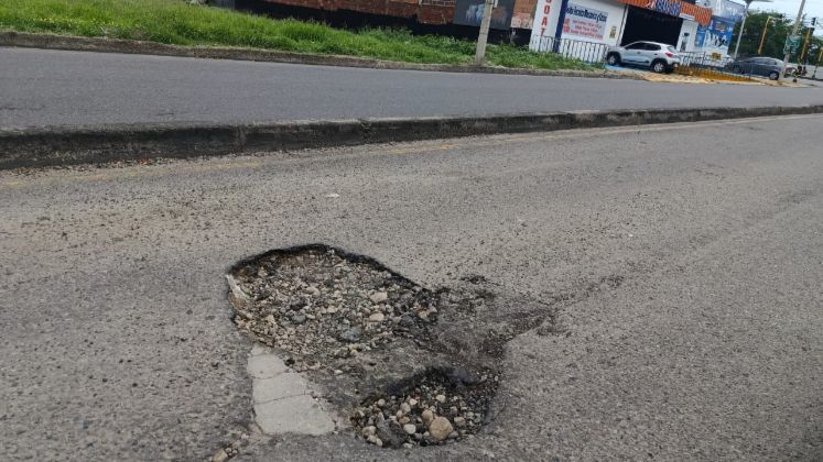 En la Diagonal Santander, a un costado del Banco de la República, hay un hueco que dificulta la movilidad