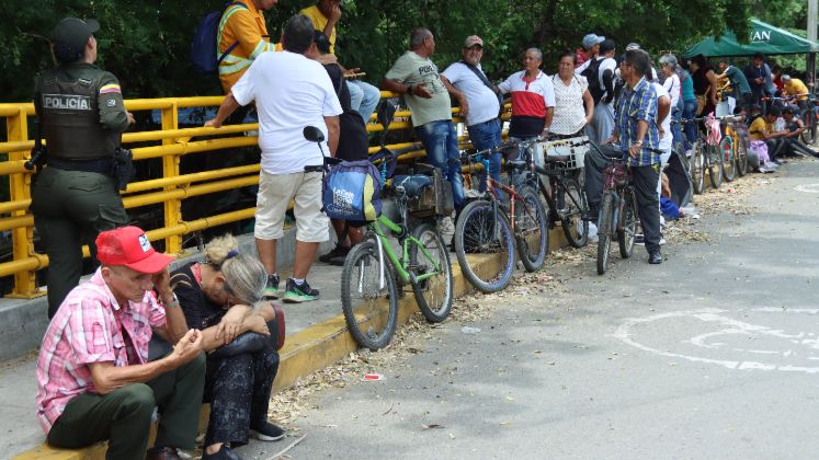 Más de dos horas esperan algunas personas esperando la apertura del puente