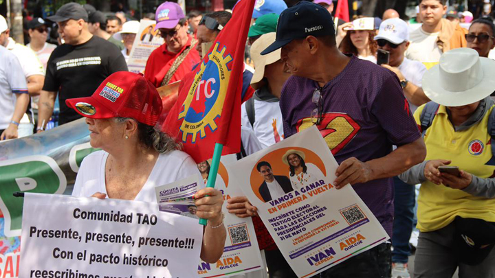Algunos simpatizantes portaban publicidad del candidato del Pacto Histórico. 