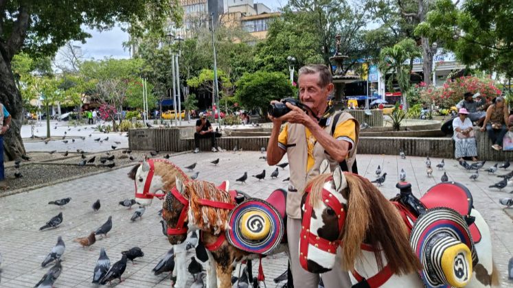 Zeudiel Ramírez se dedica desde 1978 a tomar fotografías en el parque Santander.