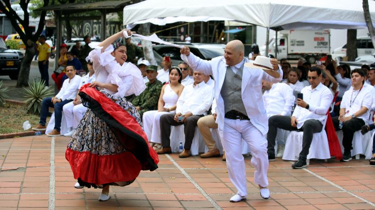 Durante la celebración diferentes instituciones hicieron entrega de ofrendas florales, y la Corporación Los Hijos del Cují exhibió bailes típicos de la ciudad