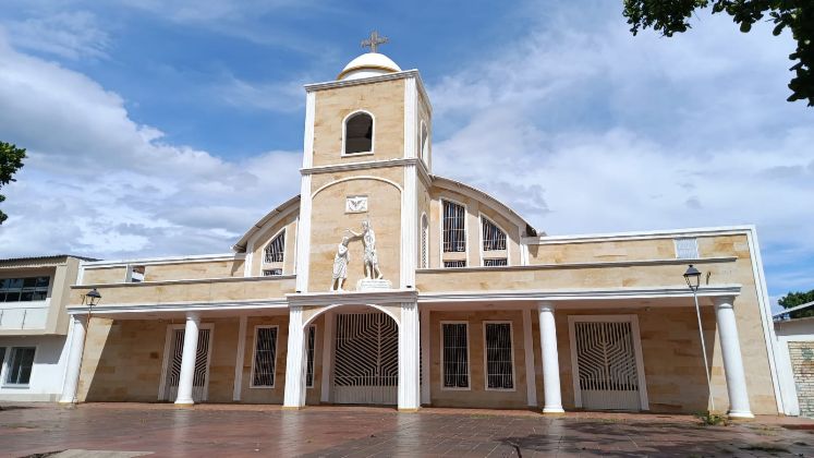 La Parroquia San Juan Bautista tiene los rieles del ferrocarril de Cúcuta en su techo