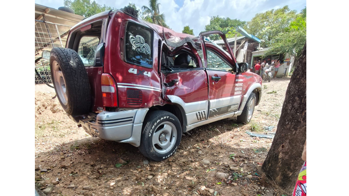 Un vehículo particular resultó  afectado por la onda explosiva. 