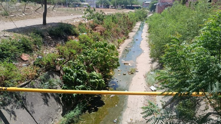 El canal de aguas lluvias genera diversos problemas en el sector. Fotos Juan Marco