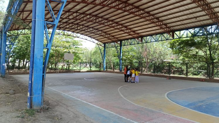 En la cancha cubierta todos los días se reúnen más de 30 jóvenes para jugar microfútbol y baloncesto.