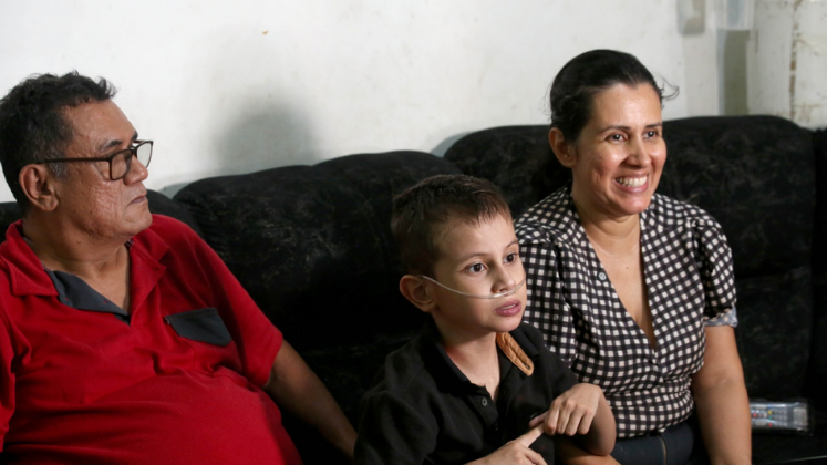 En casa, su familia lo acompaña en cada momento de una lucha que también les ha cambiado la vida.