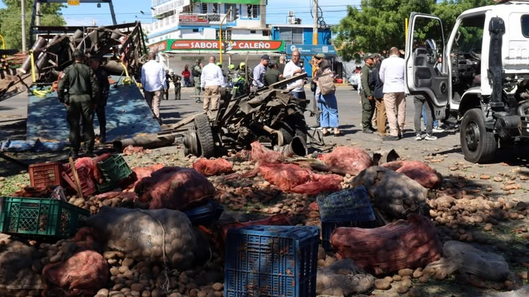 Los explosivos fueron camuflados entre bultos de papa y zanahoria. / Fotos: Carlos Ramírez-La Opinión