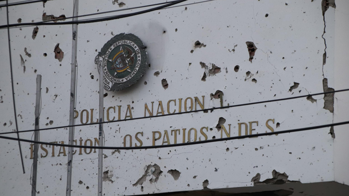 El artefacto explosivo, acondicionado en un vehículo, fue activado frente a la estación de Policía. /La Opinión.