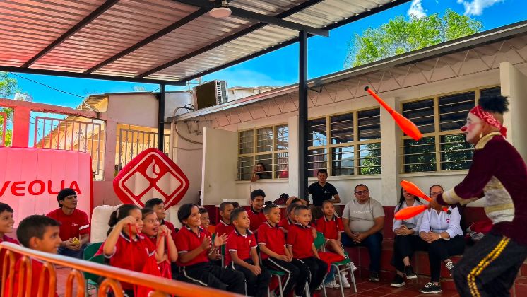 En ambas instituciones se desarrolló un show cultural a cargo de dos artistas clown.