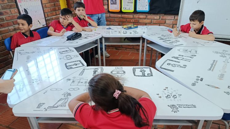Las mesas cuentan con la particularidad de tener en su superficie dibujos hechos por los estudiantes, en donde reflejan sus sueños para el futuro.
