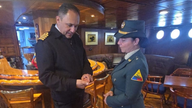Entrega de la moneda al capitán de navío, Héctor González, comandante del ARC Gloria, como intercambio simbólico entre el Ejército y la Armada. Foto: cortesía.