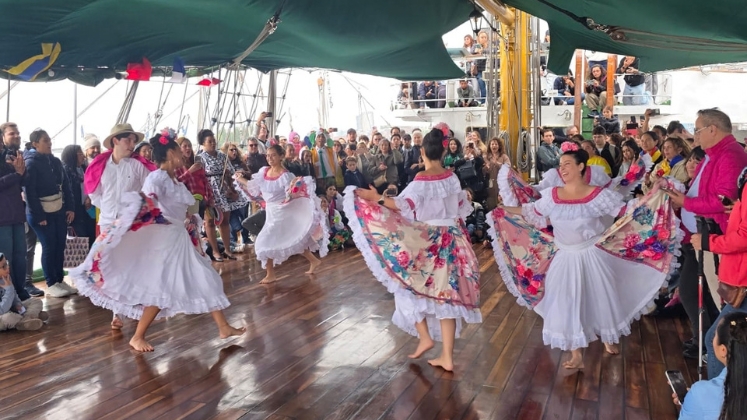 Grupo de bailarines durante la presentación de una danza típica de Colombia. Foto: cortesía.