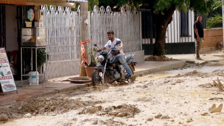 Algunos vehículos quedaron atrapados en medio de las inundaciones del martes.
