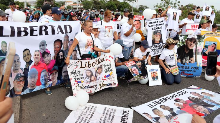 La búsqueda de sus seres queridos ha llevado durante más de dos años a varios familiares a organizarse para compartir información y exigir respuestas. Fotos: Carlos Ramírez / La Opinión 
