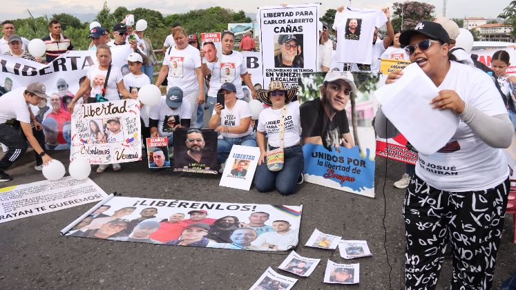 Para las familias de los colombianos detenidos en Venezuela, el regreso de sus seres queridos sigue siendo una prioridad. Fotos: Carlos Ramírez / La Opinión 