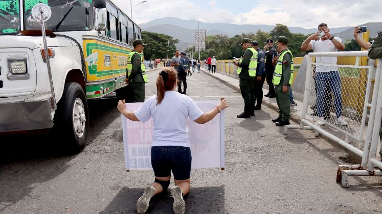 Una frontera entre la espera y la esperanza. Para las familias de los colombianos detenidos en Venezuela, el regreso de sus seres queridos sigue siendo una prioridad. Fotos: Carlos Ramírez / La Opinión 