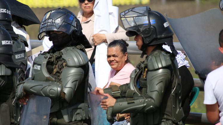 Un puente que representa el reencuentro de Miriam con su hijo. Fotos: Carlos Ramírez / La Opinión 