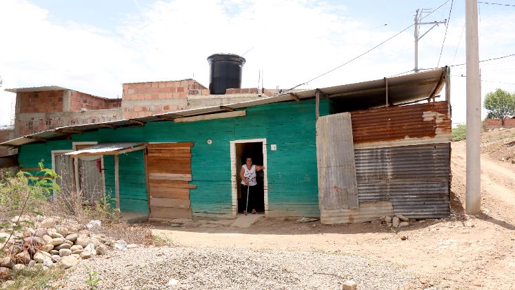 En su hogar, Miriam continúa aferrada a la posibilidad de reencontrarse con su hijo. Fotos: Carlos Ramírez / La Opinión 