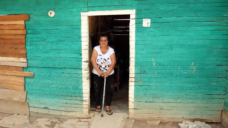 En la entrada de su casa, Miriam sigue esperando a su hijo. Once años después de su partida, conserva la esperanza de verlo regresar. Fotos: Carlos Ramírez / La Opinión 