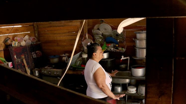 Volvió a escucharlo, pero aún no puede abrazarlo. Fotos: Carlos Ramírez / La Opinión 