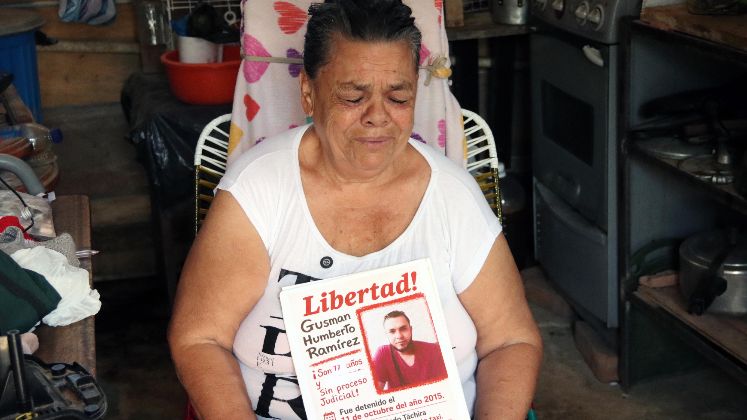 Una pequeña fotografía de Gusmán es uno de los recuerdos que Miriam conserva de su hijo. / Fotos: Carlos Ramírez / La Opinión 