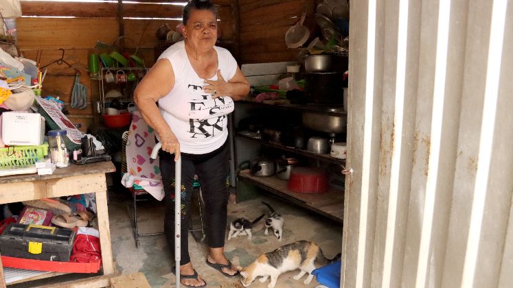 Miriam expresa el dolor de no saber con certeza qué ha ocurrido con Gusmán y la esperanza de volver a abrazarlo. Fotos: Carlos Ramírez / La Opinión 