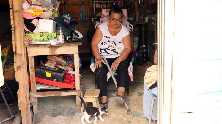 Saber que su hijo sigue vivo renovó la esperanza de Miriam, pero la incertidumbre continúa. Fotos: Carlos Ramírez / La Opinión 