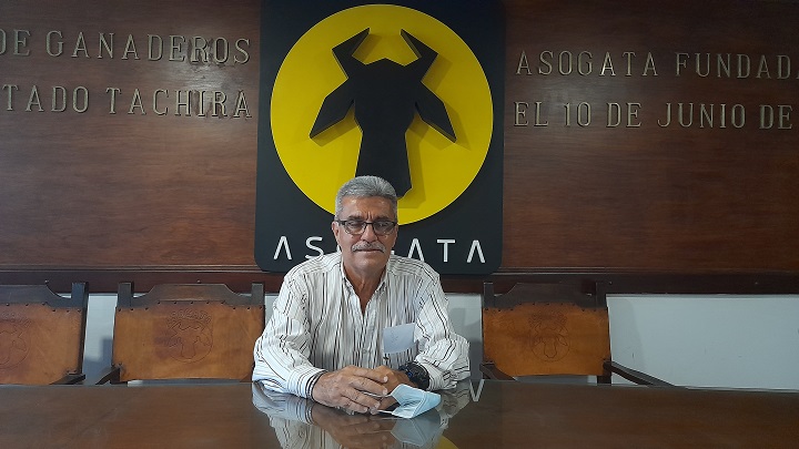 Médico veterinario Álvaro Moros Fuentes. Foto Anggy Polanco /La Opinión 