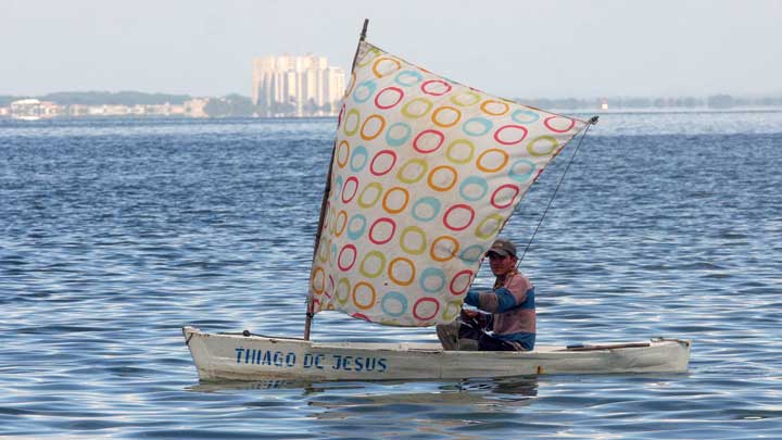 Pescadores a vela porque no hay combustible