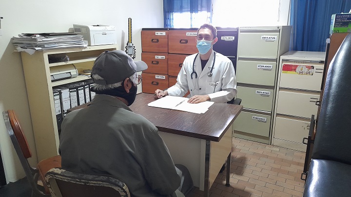Marco Niño, médico infectólogo adscrito al programa.  Foto Anggy Polanco /La Opinión 