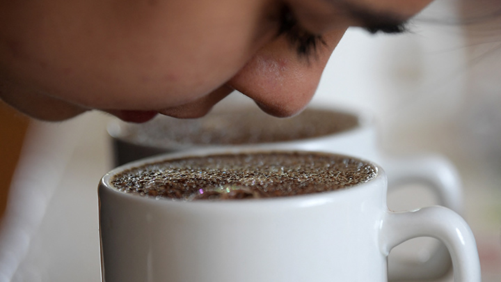 Vanessa Castro huele una taza de café en la sede de la Asociación de Productores Ecológicos de Planadas