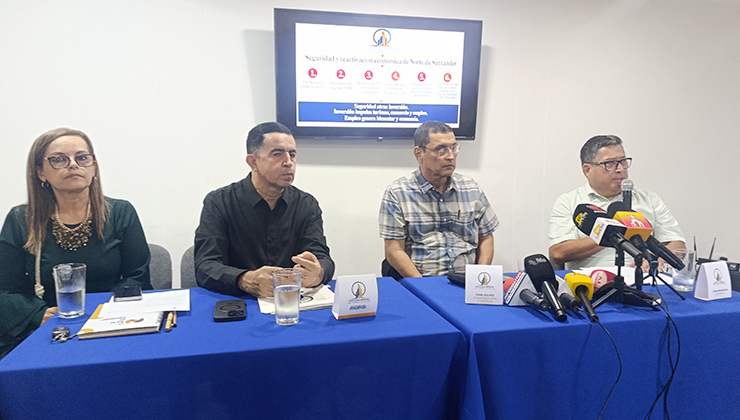 Susana Carvajal, directora ejecutiva de la GAE; Jairo Ramos, presidente de la GAE; Iván Gelvez, presidente de Induarcilla; e Iván Rodríguez, vicepresidente de Cotelco./ Foto: La Opinión