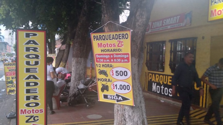 Pese a que una hora de parqueadero es tan económica, los conductores prefieren arriesgarse a ser multados o hasta les inmovilicen los automotores.