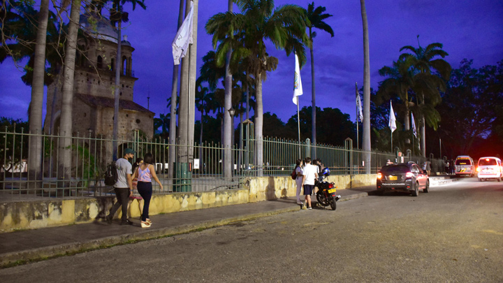 Las banderas de la exposición rodean todo el complejo histórico del parque Grancolombiano./Foto: La Opinión