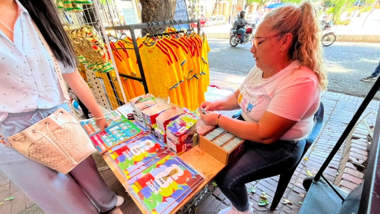 Ventas de láminas del Álbum del Mundial 2026. Foto: Carlos Ramírez / La Opinión.
