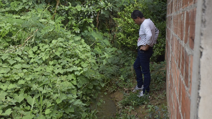 El caño pasa por varias casas, es agua de lavaderos y la lluvia.