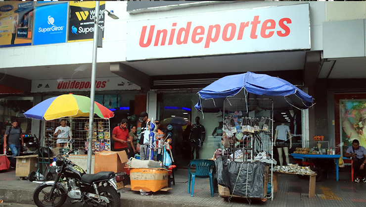 A 8 de cada 10 comerciantes se le han caído sus ventas./ Foto: Carlos Ramírez-La Opinión
