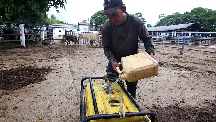 Los productores y empresarios, adamás enfrentan limitaciones en el suministro de diésel para el funcionamiento de plantas eléctricas. / Foto: Carlos Ramírez-La Opinión