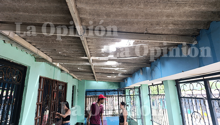 El techo y los ventanales de la vivienda quedaron destruidos por la onda explosiva.Foto: Leonardo Oliveros-La Opinión