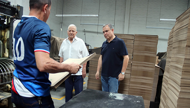 José María Chacón Banderas junto a su hijo Marlon, en un recorrido por la compañía fundada hace más de cinco décadas./ Foto Carlos Ramírez-La Opinión