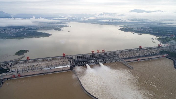 La mirada está puesta también en la brecha de 20 metros abierta en el muro de la represa de Yihetan.