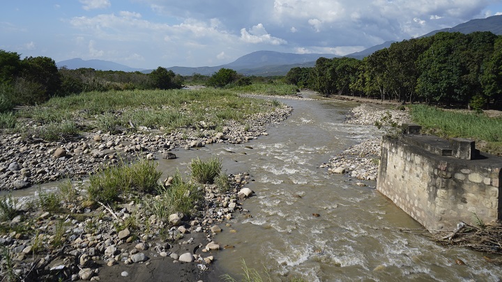 Panorámica del río Táchira a la altura del puente internacional Simón Bolívar, entre el sector de La Parada (Colombia) y la población de San Antonio (Venezuela). Foto: Cortesía Johnny Granados Peñaloza.
