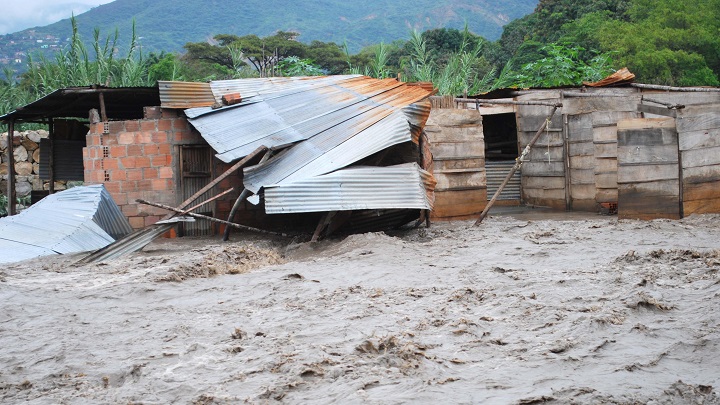 El río Táchira recupera su caudal en temporada de lluvias e inunda las viviendas construidas en sus riberas, como ocurre en La Parada, en el municipio de Villa del Rosario (Colombia). Foto: Cortesía La Opinión.