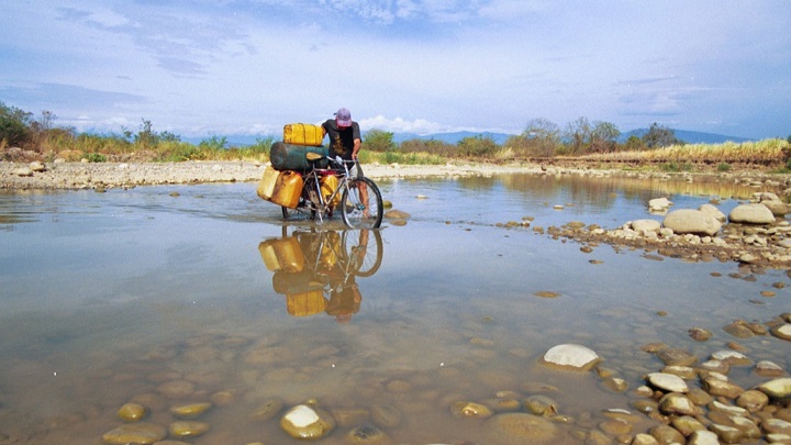 El paso de combustible de contrabando por el río Táchira era muy común antes del cierre unilateral de la frontera entre Colombia y Venezuela. Foto: La Opinión.