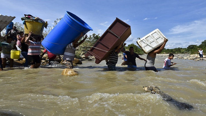 El río Táchira permanece la mayor parte del tiempo con bajo caudal, lo que permite el paso de todo tipo de bienes de un lado al otro del cauce. Foto: La Opinión.