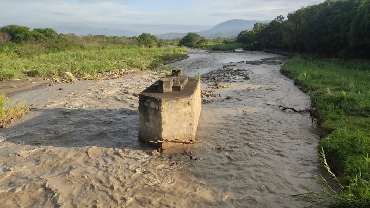 El río Táchira también se ha convertido en un depósito de aguas servidas. Foto: Jonathan Maldonado, diario La Nación.