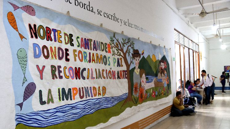 Fotografías, tejidos, cartas, y elementos participativos permiten acercarse a las maneras en que las comunidades entienden la paz.